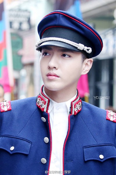 宋仲基吴亦凡李易峰霍建华 中韩男星军装PK谁