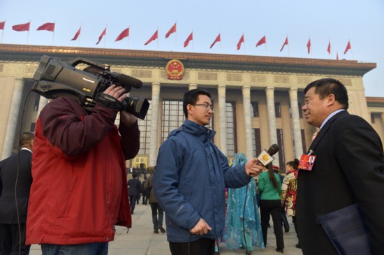 这是闭幕会前,全国人大代表金占忠在人民大会堂外接受记者采访。 新华社记者 彭昭之 摄