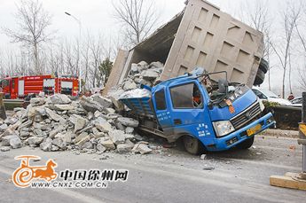 徐州轿车失控死亡石块砸扁气缸两车视频侧翻司机v轿车货车图片