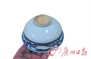 这件元青花瓷底部为真,其余为仿造。