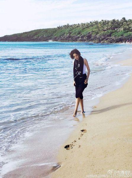  袁姗姗实力秀腰 惹网友嫉妒 盘点拥有A4腰的女