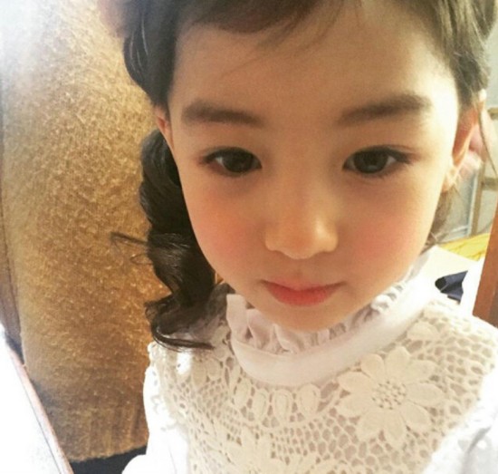 5岁混血小模特Ellie网络 可爱私照曝光--湖南频道--人民网