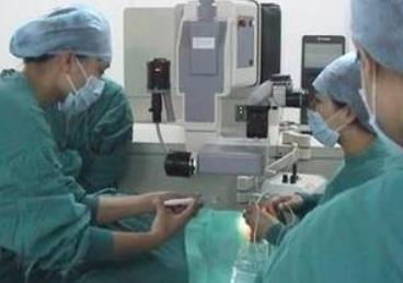 男子近视2000度 揭秘近视眼手术利与弊