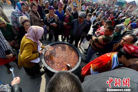 新疆伊犁农家制作民族特色美食喜迎纳吾肉孜节