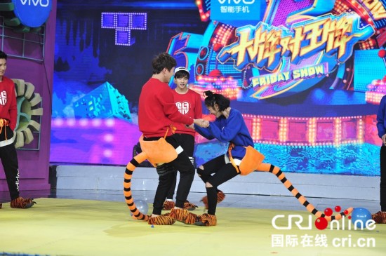 《大牌对王牌》陈伟霆谈女友害羞脸红 掰腿腕