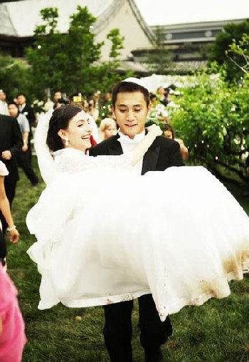 婚纱谁买_动漫婚纱情侣头像(3)