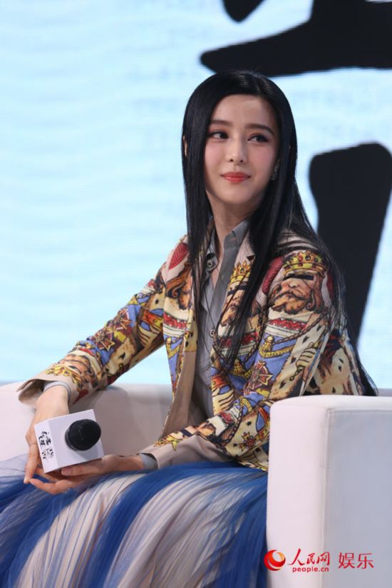  范冰冰 再做冯女郎演村妇  拥抱冯小刚 娇羞捂脸