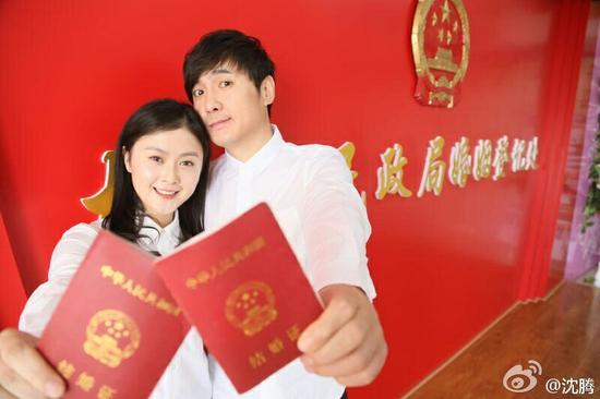 沈腾和女友王琦领证 孙俪邓超 刘强东奶茶妹妹 罕见明星结婚证照片曝光