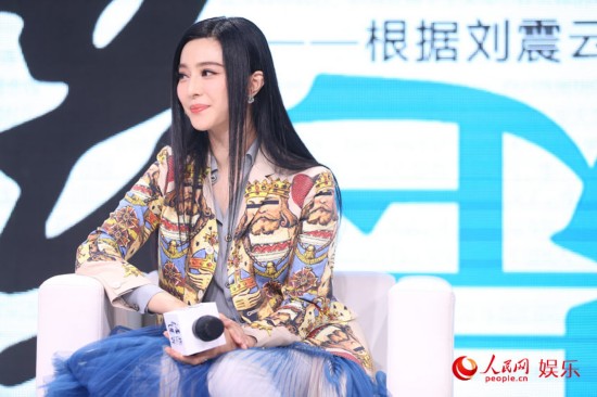  范冰冰 再做冯女郎演村妇  拥抱冯小刚 娇羞捂脸