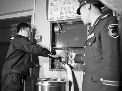 河南省消防总队暗访郑州娱乐场所 火患仍旧很