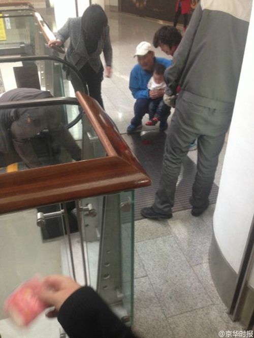 北京顺义1岁女童商场扶梯摔倒 5根手指被夹断