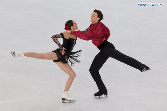 Gold medalists Lorraine McNamara (L) and Quinn Carpenter of the United States compete during the Ice Dance competition at the ISU World Junior Figure Skating Championships in Debrecen, Hungary, March 19, 2016. 