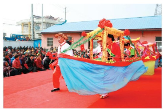 盐城盐都村民自编自演歌舞闹春耕文艺演出