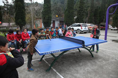 助力校园足球捐器材 体彩关照学生体育运动