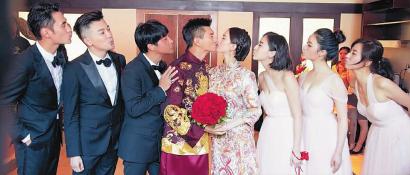 吴奇隆,刘诗诗与伴郎(左起袁弘,苏有朋,陈志朋)伴娘团搞怪亲亲