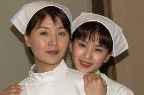 气质如兰!刘诗诗妈妈美照曝光 吴奇隆献吻丈母