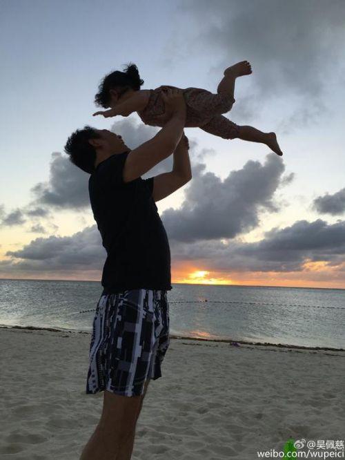 吴佩慈晒男友与女儿照片 仍没有婚娶的计划