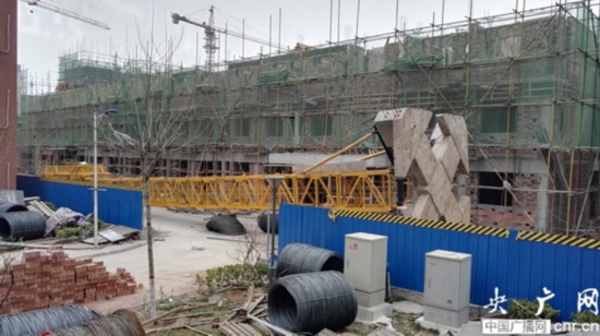 焦作武陟县:黄河交通学院在建宿舍楼塔吊倒塌
