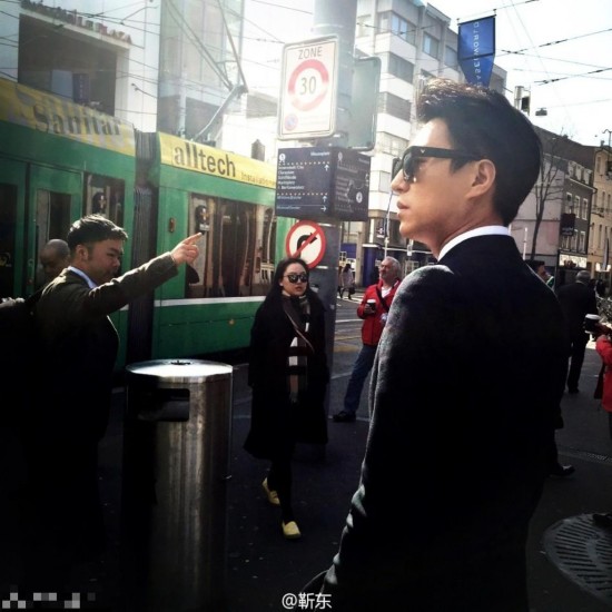 靳东西装革履 帅一脸血