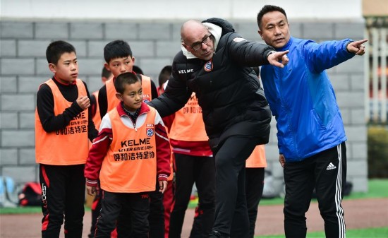 呼和浩特:小学足球队的洋教头