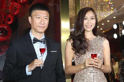 孙红雷深夜秀恩爱 娇妻漂亮迷人身材匀称(图)