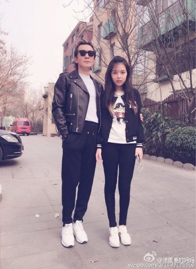 主持人李咏爱女身材高挑 网友赞颜值很高