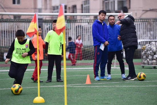 呼和浩特:小学足球队的洋教头
