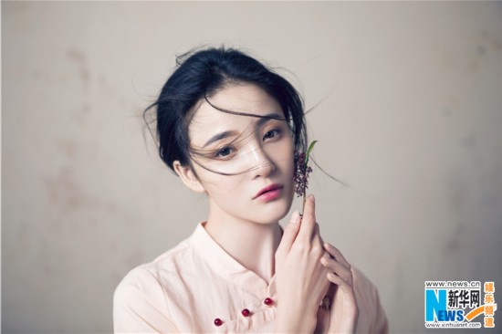 刘雨欣春日写真曝光 优雅复古诠释迷人魅惑(图