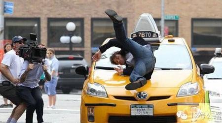 长春男子抱小孩过马路撞飞 过马路闯红灯酿惨