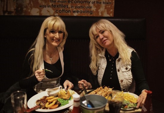 英国大妈花4万英镑整容 只为看起来更像女儿(