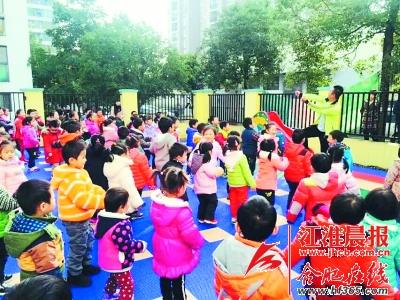 走穴的男幼师:一周要去7所幼儿园上课