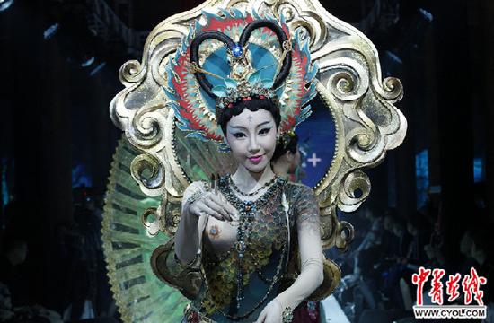 色眼穿千年:汇演创新舞台艺术