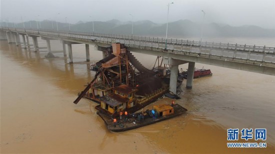 江西赣州暴雨致水位猛涨 采沙船被洪水冲走撞