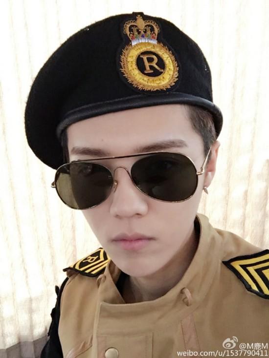 鹿晗邓超王源晒《太阳的后裔》军装照 跑男团