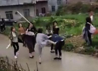 广西女版古惑仔 20名中学女学生网上争执引发