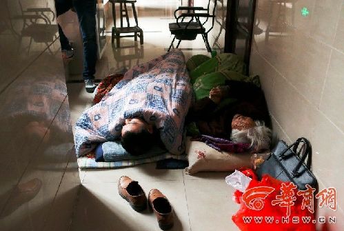 渭南男子西安讨债 带87岁奶奶睡欠债人门口