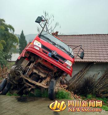 南充蓬安一货车陡坡倒车没刹住后滑 撞垮村民