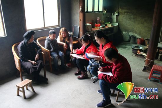 龙胜县志愿者开展家访为贫困儿童寻求资助