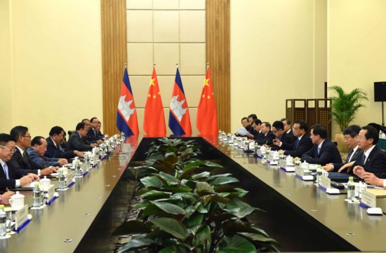 3月23日，中國國務院總理李克強在海南三亞會見柬埔寨首相洪森。