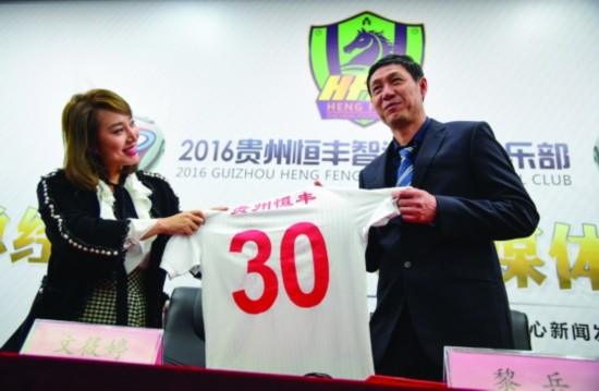 能与足球俱乐部直接签约吗,能与足球俱乐部直接签约吗知乎