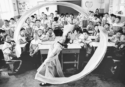 邯郸一小学邀京剧社团小演员走进教室感受国粹