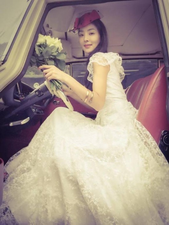 试穿婚纱_王晓晨试穿婚纱(3)