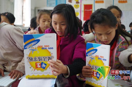 广西凤山县志愿者帖心行动走进维新小学