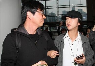  汤唯挺孕肚 素颜 出镜  揭汤唯老公资料背景两人