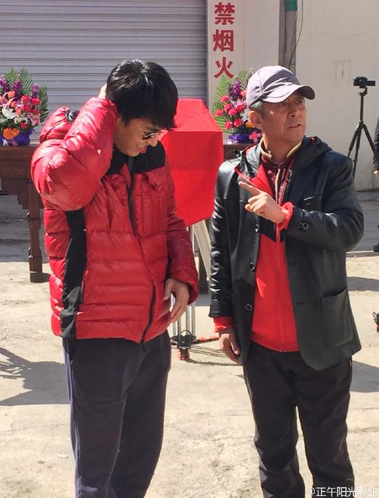 《 鬼吹灯 》 开机  靳东与 粽子 合影显娇小(组图