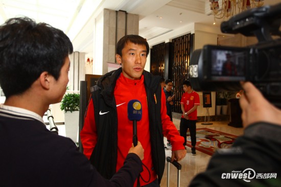 中国男足抵达福地西安 于海为陕西球迷签名