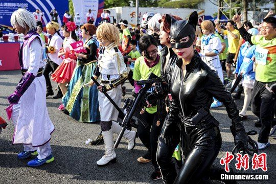 首届东莞松山湖国际马拉松赛欢乐开跑(图)