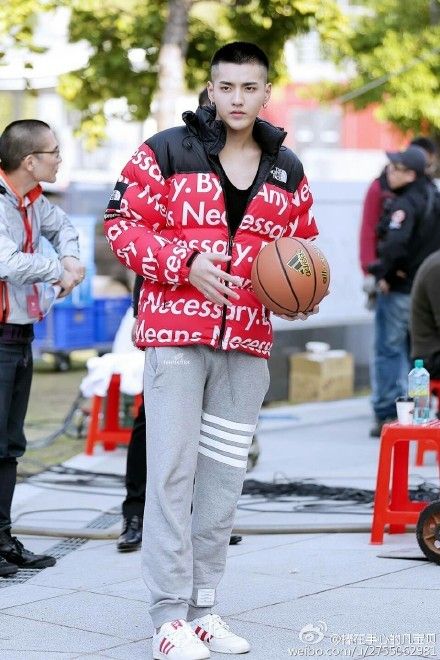 吴亦凡化身"樱木花道" 回顾吴亦凡打篮球的帅气瞬间(图)