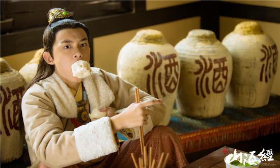 《山海经》吴磊调皮上线 被张翰打屁股