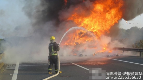 江西村民哄抢起火货车 拦消防员称再射水打死你(高清组图)--贵州频道--人民网